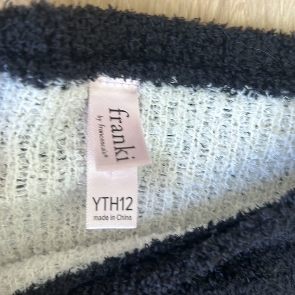 Black and white star sweater - Picture 2 of 3